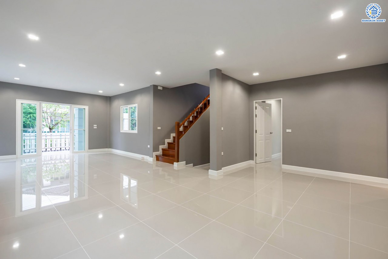 บ้านมือสองตกแต่งใหม่ โครงการ ธนานนท์ ราชพฤกษ์ เนื้อที่ 60 ตร.ว. ฟังก์ชัน 3 ห้องนอน 3 ห้องน้ำ จอดรถได้ 2 คัน พร้อมห้องอเนกประสงค์ 1 ห้อง สามารถปรับเปลี่ยนเป็นห้องทำงาน หรือห้องนอนได้ตามความต้องการ Facilities ตอบโจทย์ทุกกิจกรรม! บนทำเลติดถนนราชพฤกษ์ ใกล้วงเวียนพระราม5 เซ็นทรัลเวสต์เกต และรถไฟฟ้า "สถานีบางรักน้อยท่าอิฐ"